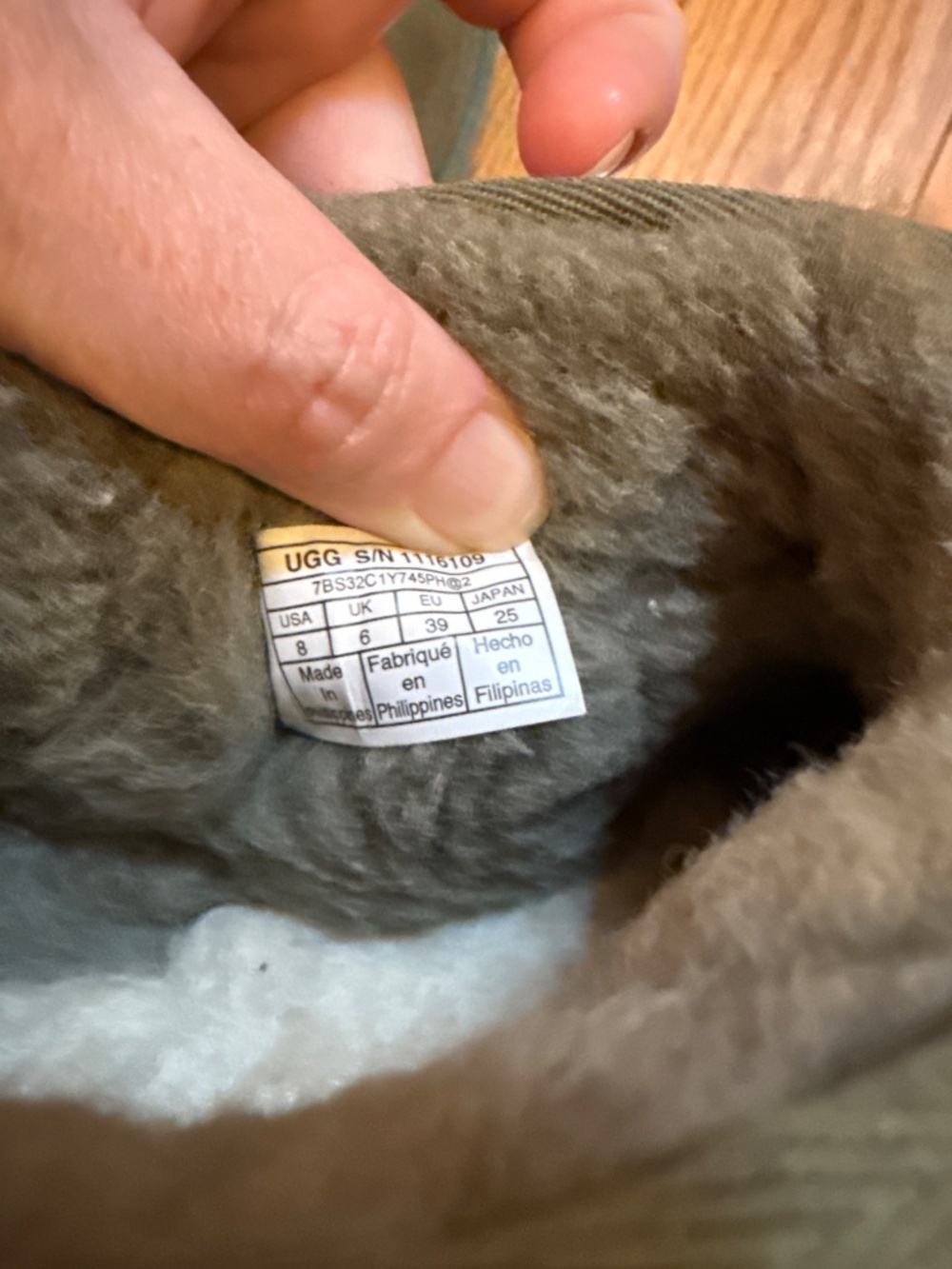 Women’s low green Ugg’s size women’s 8. - Picture 4 of 5